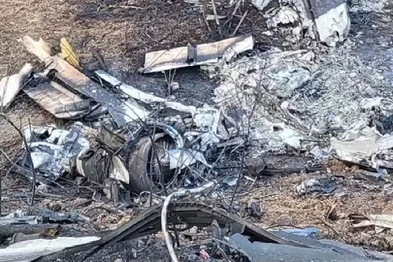 Jatinho tenta fazer pouso de emergência em aeroporto, mas cai e deixa cinco mortos, nos EUA