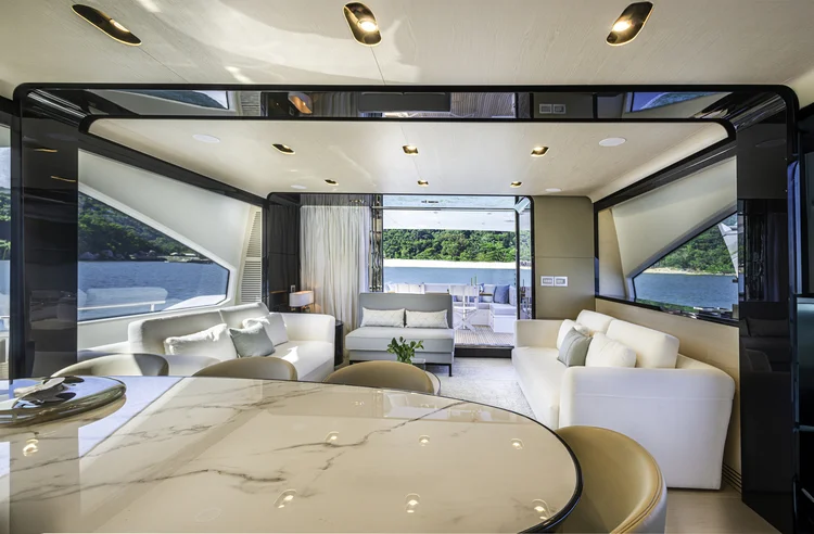 Azimut 83: embarcação tem diversos lounges para descanso e entretenimento. (Divulgação/Divulgação)