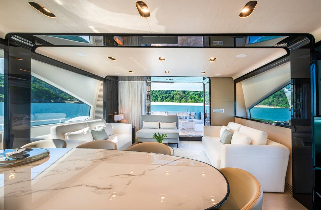 Mansão sobre as águas: iate de 200 m² tem lounge e custa R$ 35,9 milhões