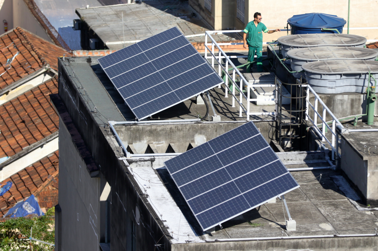 Painéis solares em prédios no centro do Rio. Foto:Tânia Rêgo/Agência Brasil