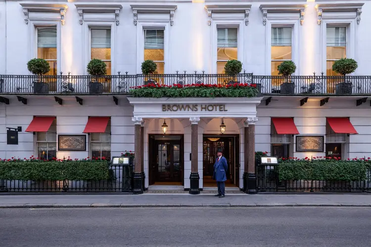 Fachada do Brown's Hotel, em Londres. (Divulgação/Divulgação)