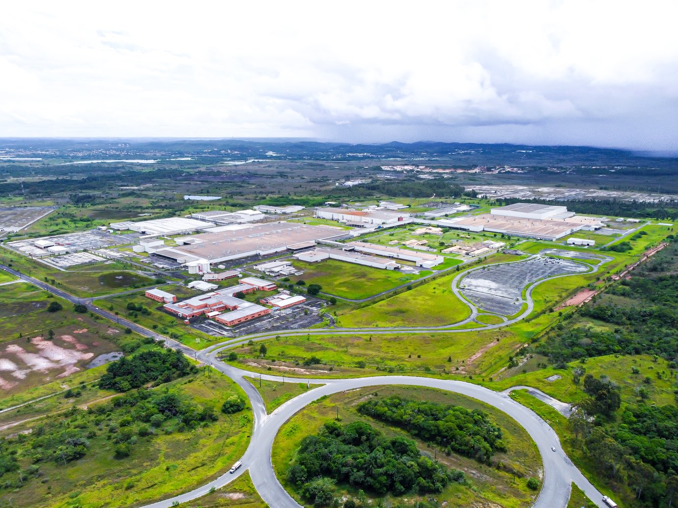 BYD inicia obras para construir fábrica na Bahia; produção de carros começa em 2024