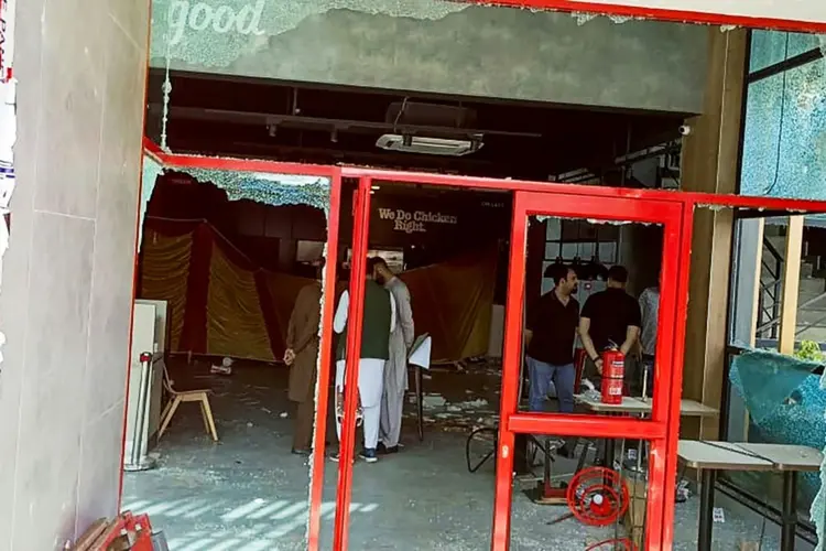 Restaurante da rede KFC que incendiado por manifestantes pró-Pastina em Mirpur, Paquistão (AFP)