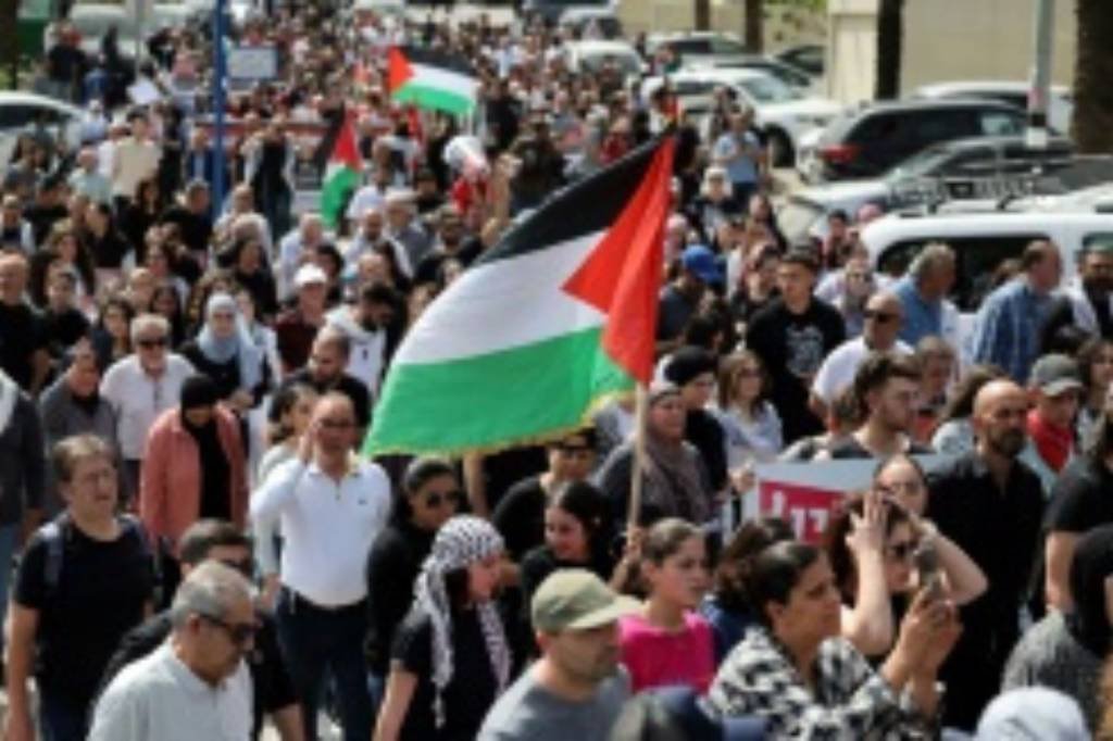 Milhares de árabes-israelenses pedem o fim da guerra em Gaza