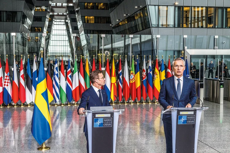 A Suécia na Otan: o secretário-geral do órgão, Jens Stoltenberg (à dir.), e o primeiro-ministro Sueco, Ulf Kristersson, oficializam a entrada do país no bloco militar (Omar Havana/Getty Images)