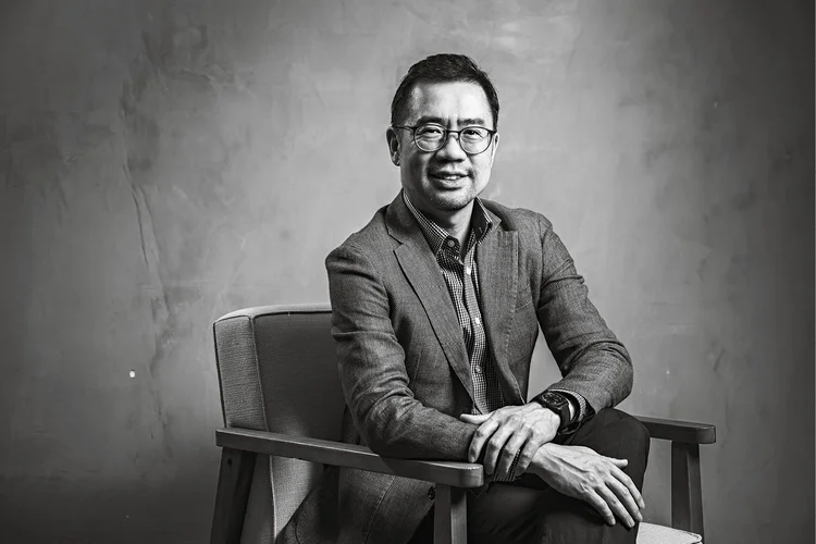 William Chin, diretor de commodities da bolsa de valores de Singapura, e um dos maiores especialistas em logística do mundo, diz que esse mercado deve continuar tão volátil quanto o de criptomoedas. (Leandro Fonseca/Exame)
