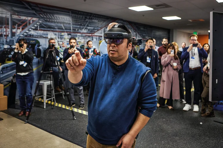 Demonstração com os óculos Hololens: IA promete melhorar processos em diversas profissões, inclusive em linhas de produção industrial (Matt Villanueva Studios/Divulgação)