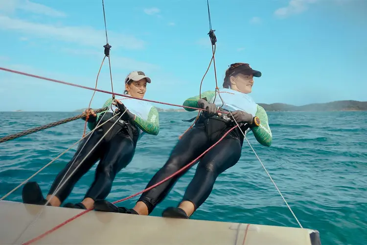 Martine Grael e Kahena Kunze: bicampeãs olímpicas de vela, as atletas se preparam agora para disputar as Olimpíadas de Paris (Grupo Sal/Divulgação)