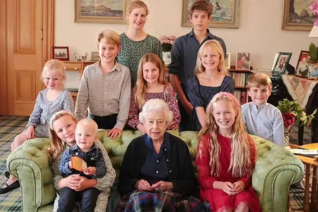 Foto da rainha Elizabeth II com netos também foi manipulada digitalmente, diz agência