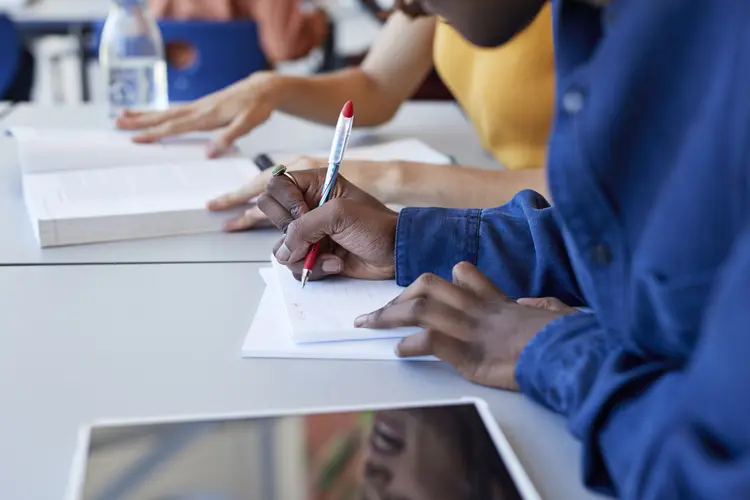 Segundo a PNAD Contínua, apenas 19,7% da população tem ensino superior completo no Brasil  (Klaus Vedfelt/Divulgação)