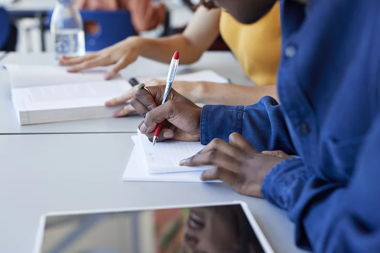 Segundo a PNAD Contínua, apenas 19,7% da população tem ensino superior completo no Brasil  (Klaus Vedfelt/Divulgação)