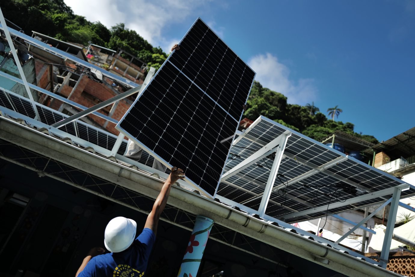 Placas de energia solar sendo instaladas em uma casa