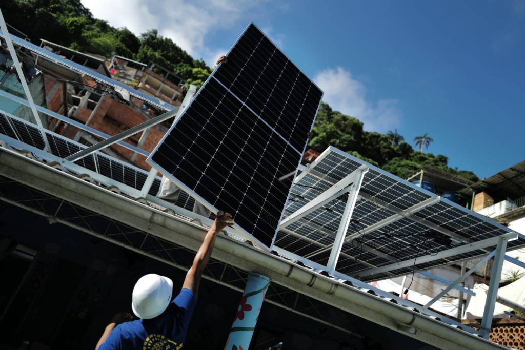 Em meio à onda de calor, energia eólica e solar dão fôlego ao sistema elétrico do Brasil