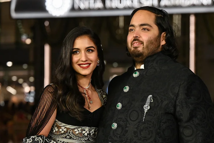 Anant Ambani, filho do empresário indiano Mukesh Dhirubhai Amani, e sua esposa Radhika Merchant  (SUJIT JAISWAL/AFP via/Getty Images)