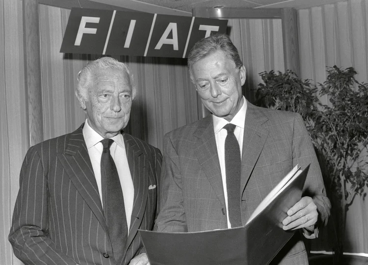 Gianni Agnelli durante assinatura de acordo nos EUA em 1985: clã bilionário passa por briga ferrenha. (Santi Visalli/Getty Images/Divulgação)