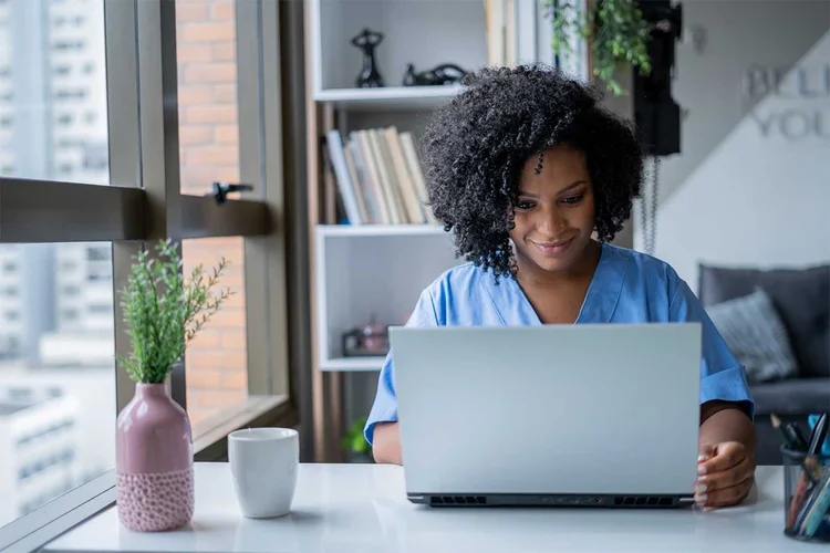  Jornada rápida e digital aos parceiros: Com inteligência artificial e tecnologias disruptivas, a plataforma oferece oportunidades de customização, adaptando-se ao perfil e aos interesses dos clientes. (Getty Images/Divulgação)