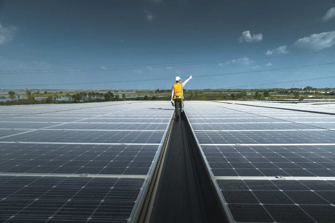 power engineer Checking and installing Maintenance and maintenance of solar cell panels installed on the roof to prevent damage and can be used to replace traditional electricity. Solar energy is a clean energy and reduces global warming, reducing the cos