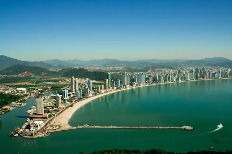 Orla de Balneário Camboriú (SC): estado no Sul do país é o mais desejado por brasileiros que querem se mudar (Marcos Bonfim/Getty Images)