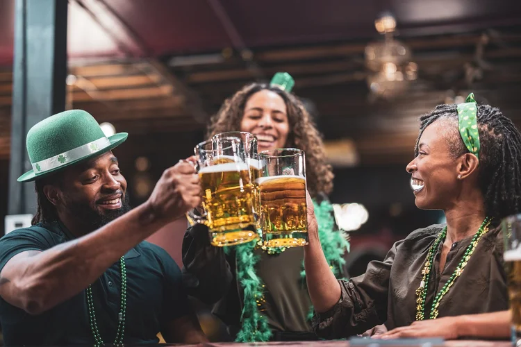 A group of African American Friends celebration St. Patrick's Day at a Bar. (Getty Images/Reprodução)