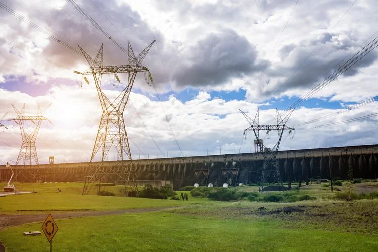 Geração de eletricidade e aquecimento representam cerca de 45% das emissões globais de CO₂ e, por isso, há um esforço mundial para que uma transição energética seja feita o mais rápido possível (Aleksandr Golubev/Getty Images)