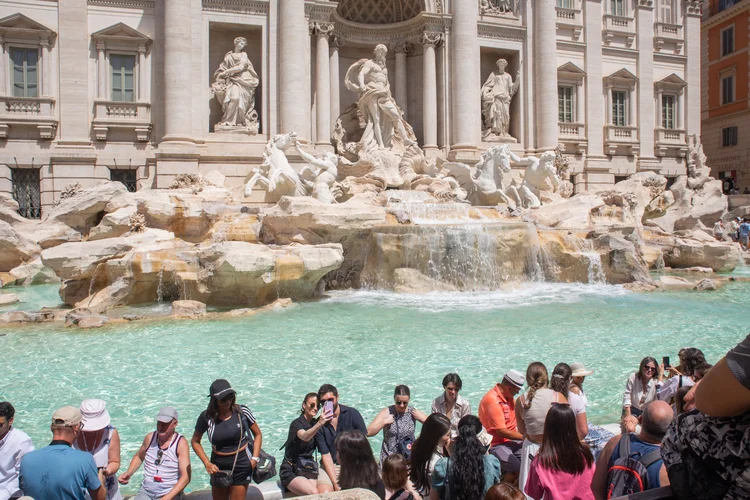 Fontana di Trevi está sempre tomada por turistas e a Itália deseja tomar medidas para diminuir a quantidade de pessoas. (Photo by Matteo Nardone/Pacific Press/LightRocket via Getty Images)