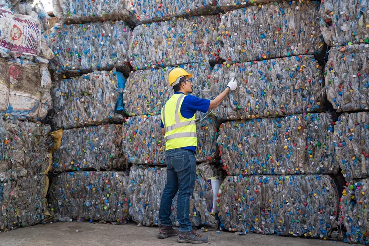 Certificação de descarte sustentável: O Instituto Lixo Zero Brasil reconhece empresas que gerenciam seus resíduos sólidos, seguindo a metodologia estabelecida pela entidade. (Visoot Uthairam/Getty Images)