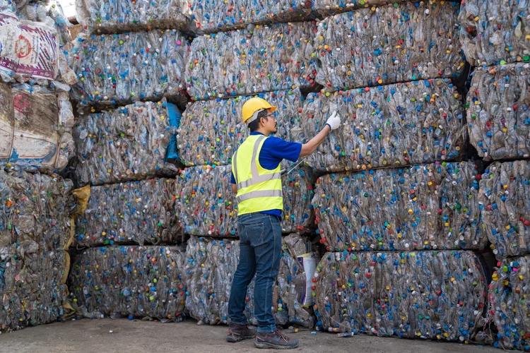 Certificação de descarte sustentável: O Instituto Lixo Zero Brasil reconhece empresas que gerenciam seus resíduos sólidos, seguindo a metodologia estabelecida pela entidade. (Visoot Uthairam/Getty Images)