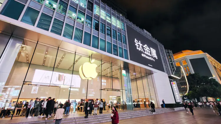 Loja da Apple na China: vendas de iPhone caem 24% no país (CFOTO/Future Publishing via /Getty Images)