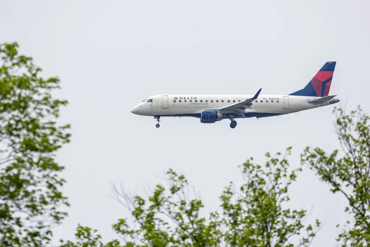 Aeronave E-175 da Delta Airlines: modelo é bastante utilizado em trajetos regionais nos EUA (Nicolas Economou/NurPhoto via/Getty Images)