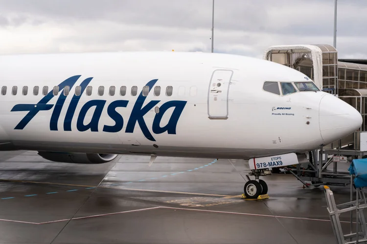 Aeronave 737 Max da Alaska Airlines: porta de avião da companhia aérea explodiu durante o voo no início deste ano (David Ryder/Bloomberg via /Getty Images)