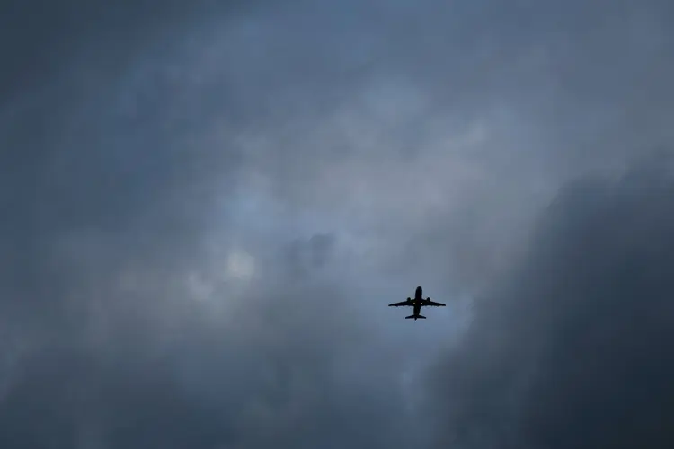 Avião em céu nublado: bimotor estava desaparecido desde quinta-feira, 28