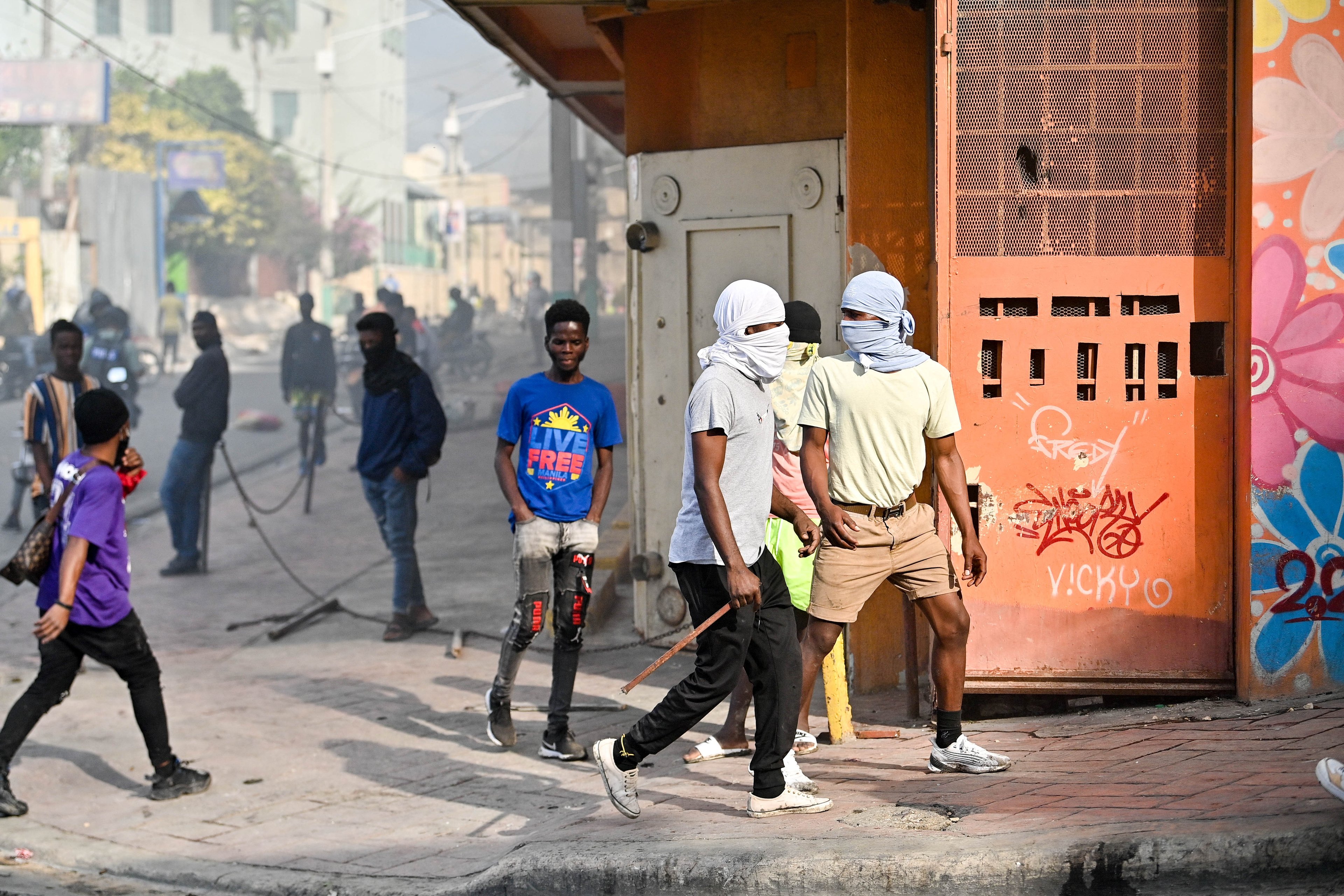 Fome aumenta no Haiti e ajuda humanitária diminui, enquanto gangues sufocam o país