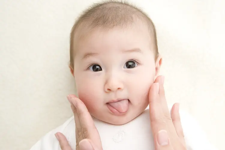 Natalidade japonesa: a Oji Holdings suspenderá em setembro a produção de fraldas infantis (Getty Images/Divulgação)