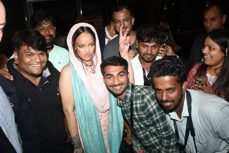 Rihanna chegando ao aeroporto de Mumbai para show particular de herdeiro bilionário (MEGA/GC Images/Getty Images)