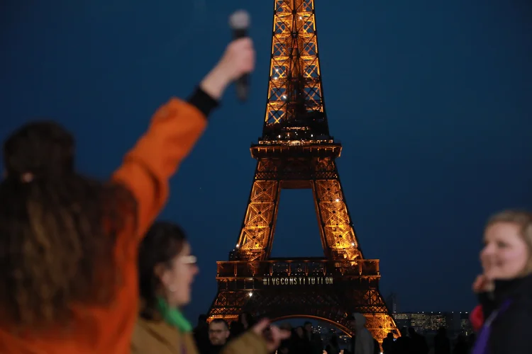 Aborto: 80% dos franceses apoiam o fato de o procedimento ser legal (Photo by Mohamad Salaheldin Abdelg Alsayed/Anadolu via Getty Images)