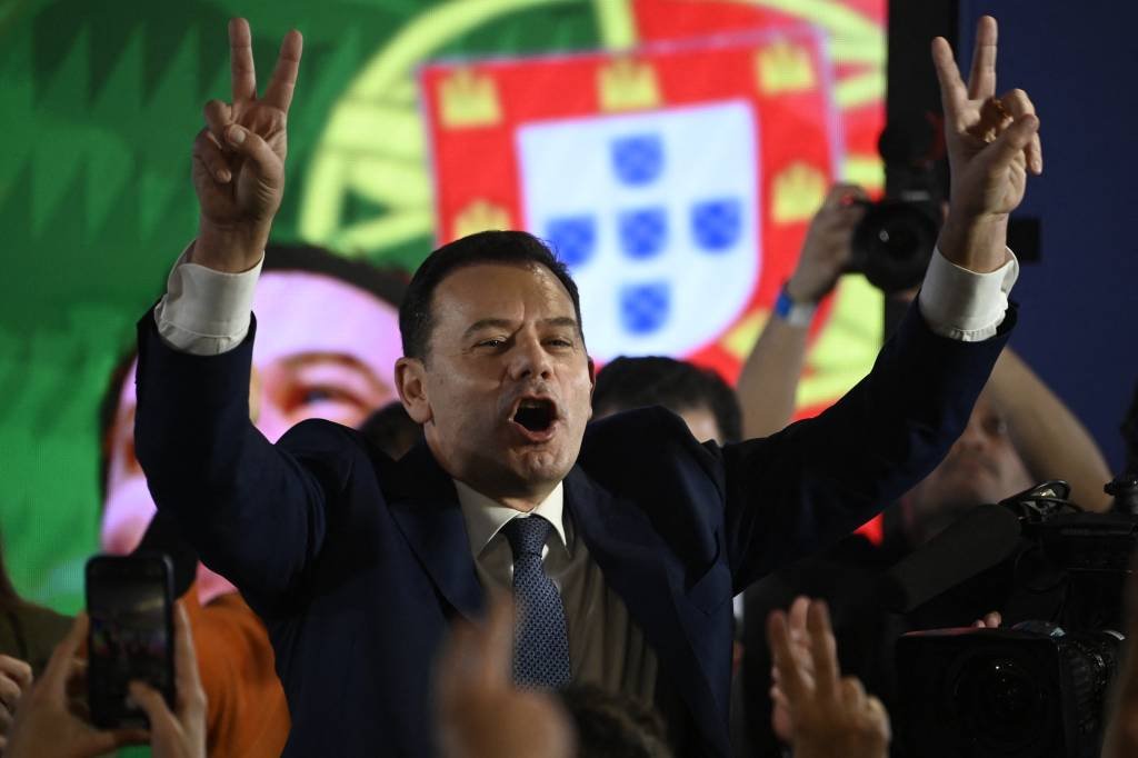 Eleições em Portugal: centro-direita tem vitória apertada, enquanto extrema-direita cresce