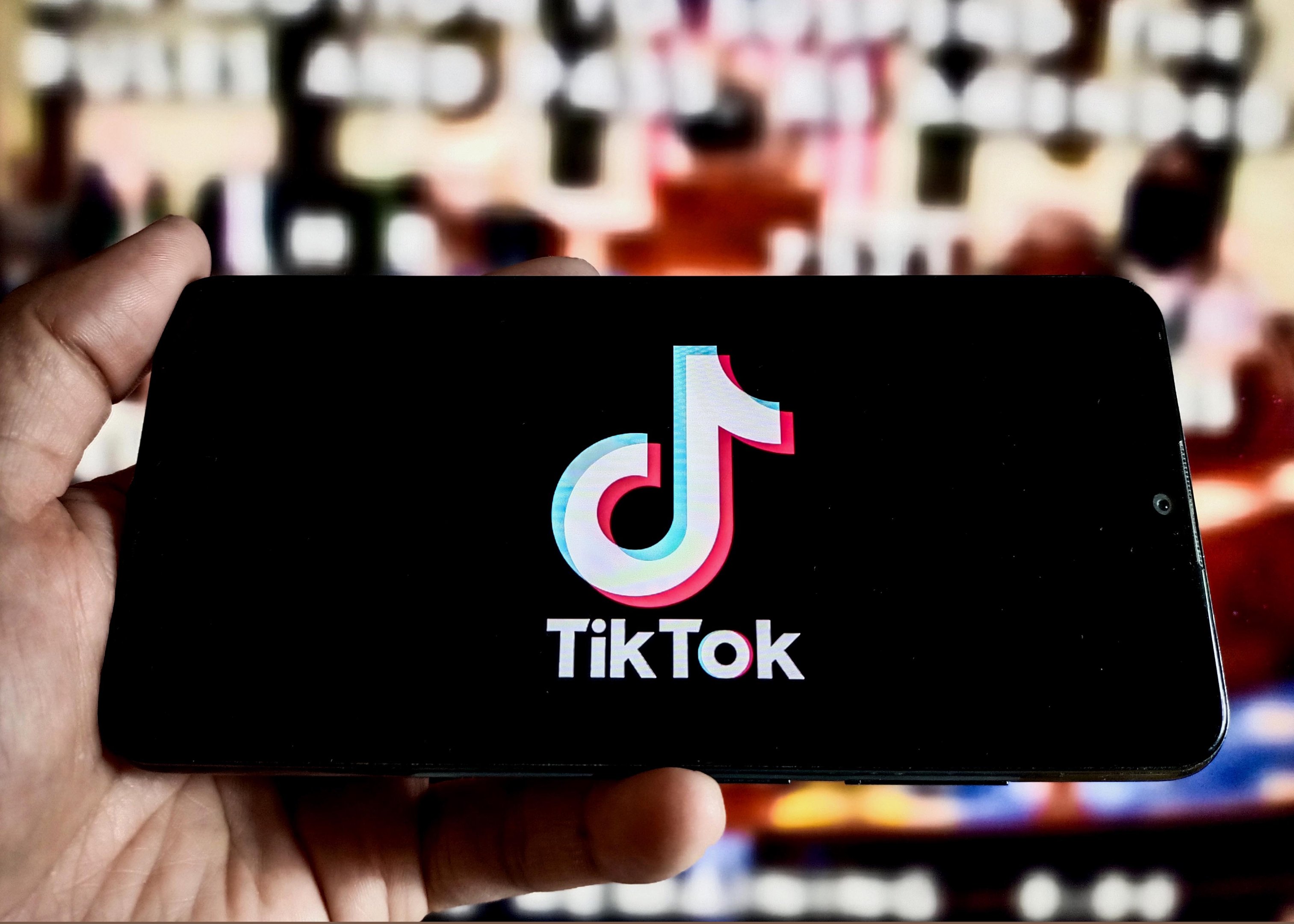 TikTok demite funcionários e aposta em IA para moderar conteúdo