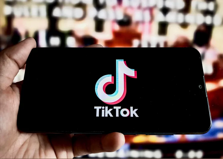 TikTok demitiu funcionários na Malásia: empresa pretende usar AI para moderar conteúdo da plataforma.