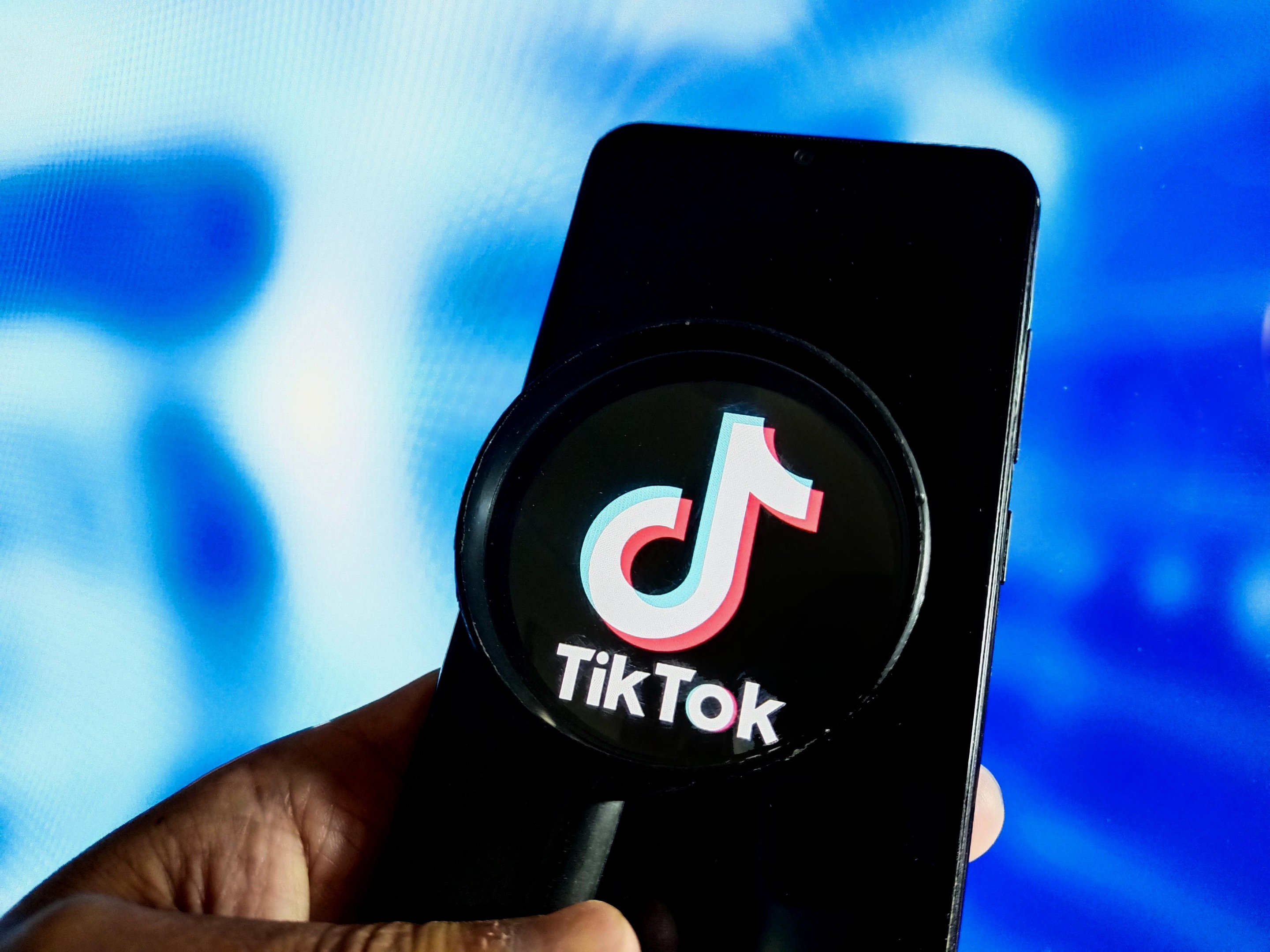 TikTok permitiu comentários negacionistas sobre o clima durante COP29, diz ONG