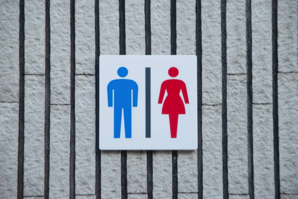 Trabalhador trans tem direito a usar qual banheiro na empresa?