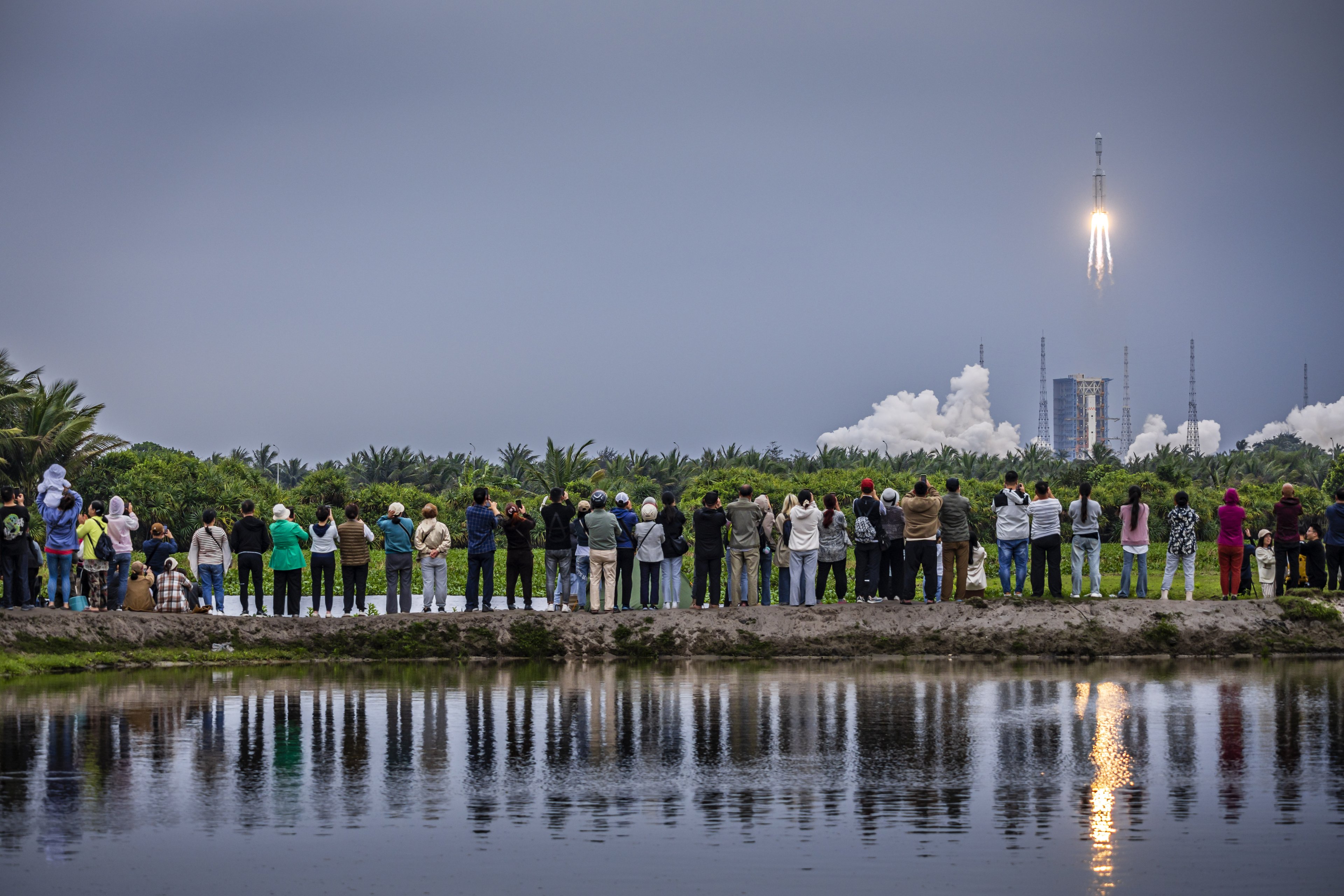 China lança satélite que poderá ajudar em futuras missões lunares