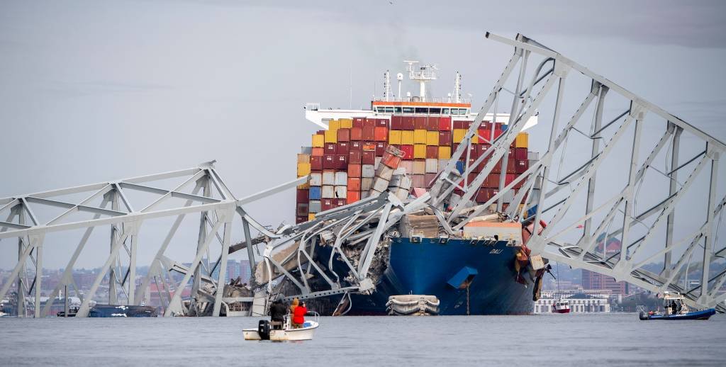 Seis desaparecidos são dados como mortos após navio colidir em ponte nos EUA