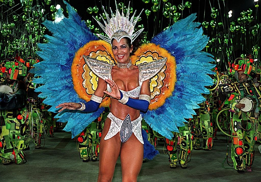 Luiza Brunet durante Carnaval no Rio: “Se a Roseana é estonteante, qual adjetivo você vai usar quando escrever uma nota sobre a Luiza Brunet?” (ANTONIO SCORZA/AFP/Getty Images)
