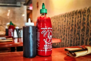 Pimenta, divórcio e falência: a história do sumiço do molho sriracha