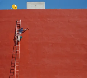 Quem é responsável pela manutenção do muro que divide duas casas?