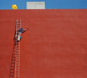 Imagem referente à matéria: Quem é responsável pela manutenção do muro que divide duas casas?