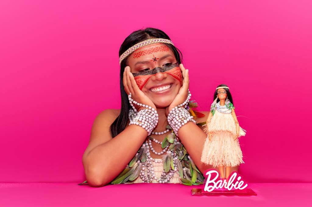 Mattel lança Barbie indígena, inspirada em Maira Gomez no aniversário de 65 anos da boneca