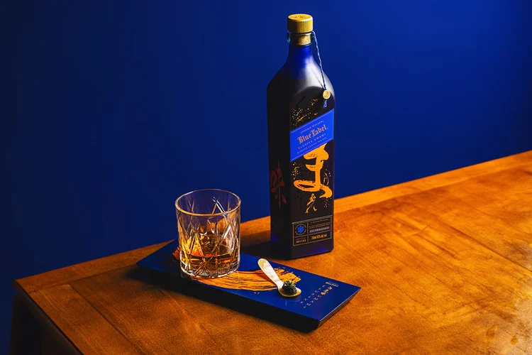 Blue Label Elusive Umami: lançado em edição limitada, bebida é capaz de estimular o quinto paladar, que vai além do doce, salgado, amargo e azedo (Johnnie Walker /Divulgação)