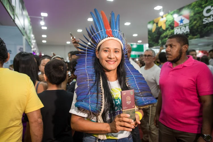 Katyana Xipaya com uma barra de chocolate da sua marca, Sidjä Wahiü (Sidjä Wahiü/Divulgação)