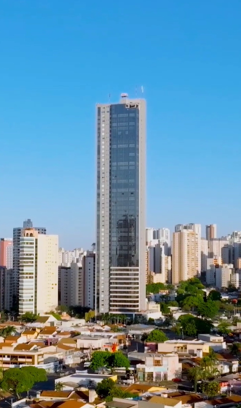 O Kingdom Park Residence, erguido pela Sim Engenharia, é o prédio residencial mais alto do Centro-Oeste. O edifício fica localizado na Zona Sul de Goiânia, que concentra os empreendimentos de luxo da cidade. São 180 metros de altura e 50 pavimentos*.